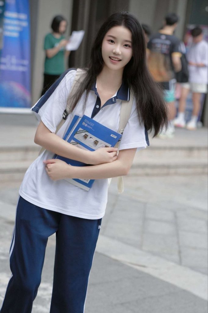 1003464029-682x1024.jpg